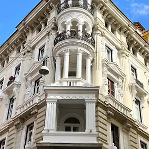 Le Petit Hotell